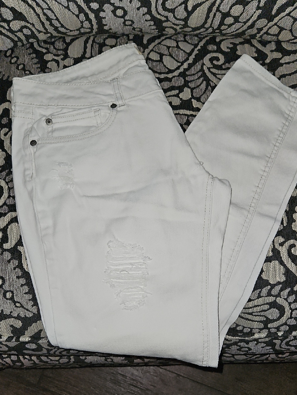 MUDD Juniors Slightly Distressed White Jean